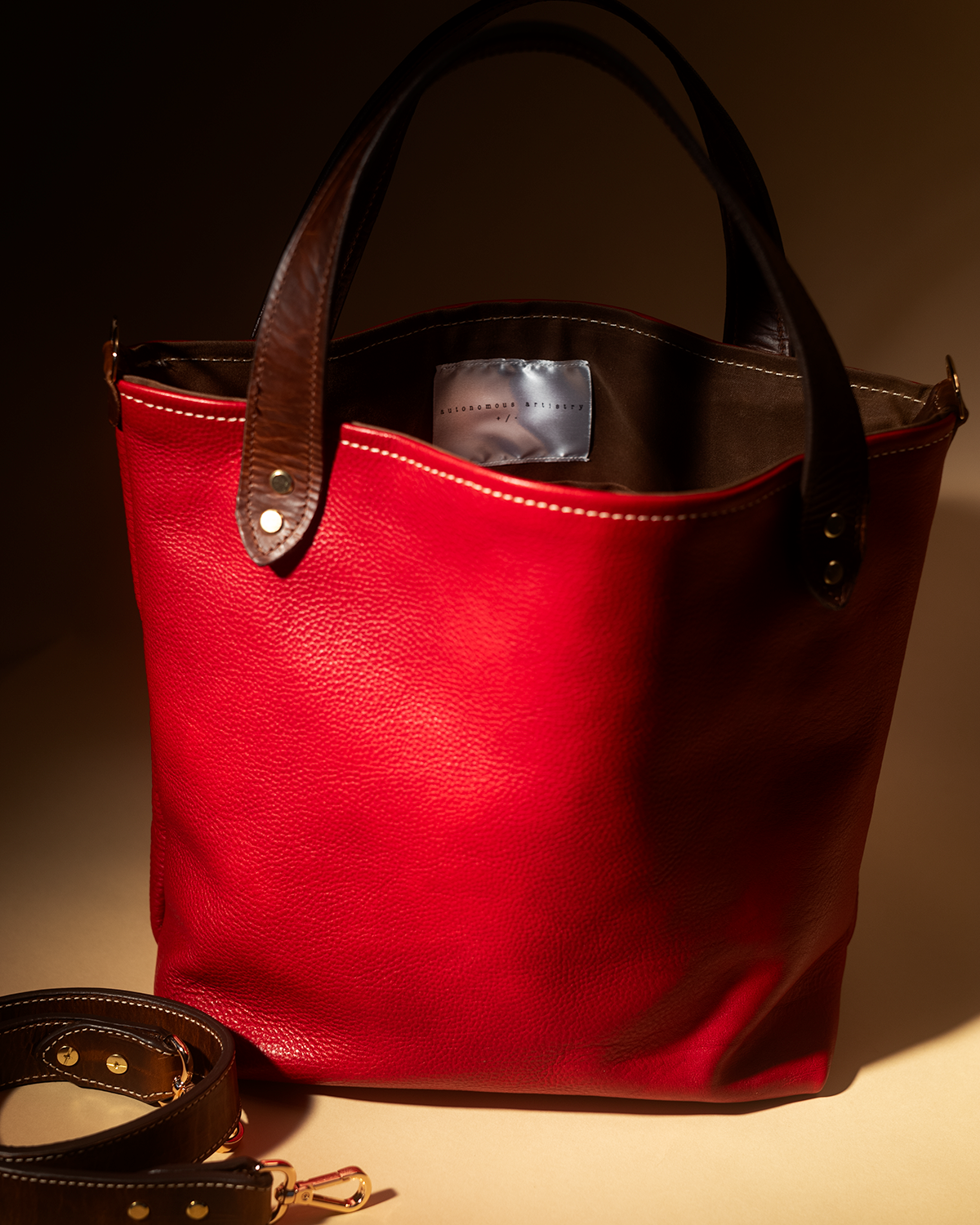 the "CLASSIC" tote