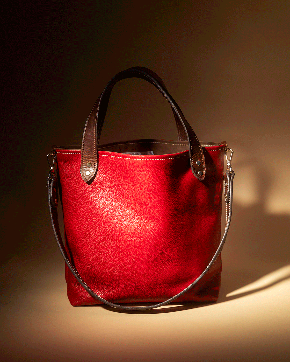 the "CLASSIC" tote
